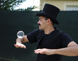 http://www.yann-r-juggler.com/index.html